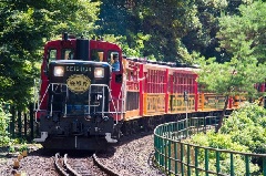 トロッコ 嵐山 京都・嵐山の嵯峨野トロッコ列車に乗ってきた。予約・アクセス方法・保津峡の紅葉・時刻表・当日券まとめ。